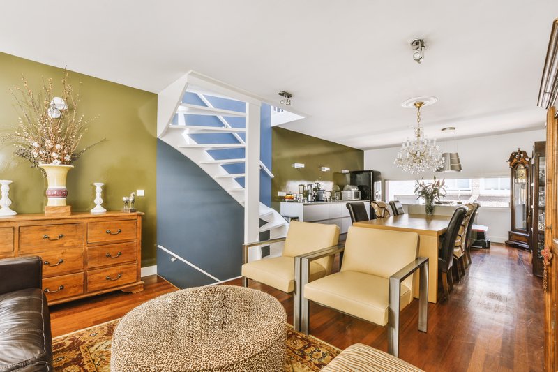 Sala moderna de casa de dos pisos